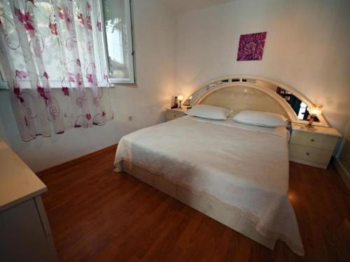 Apartments Mihovilovi - One Bedroom Apartment with Terrace and Pool view