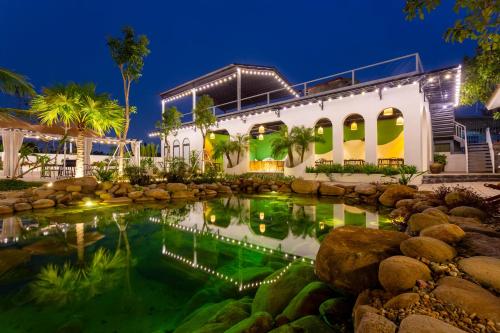 Hồ bơi trong/gần Sol Flow Retreat