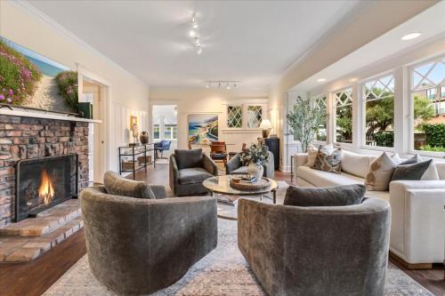 Χώρος καθιστικού στο 3988 Cannery Cottage home