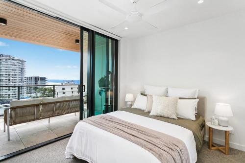 黄金海岸NEW Luxury Coastal Retreat! Palm Beach的一间卧室，配有一张大床和一扇大窗户。