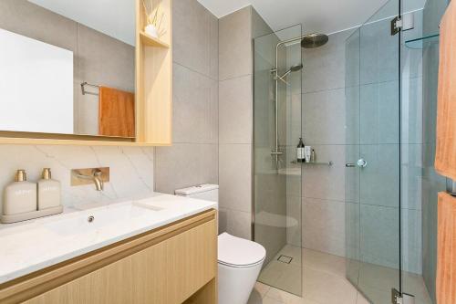 黄金海岸NEW Luxury Coastal Retreat! Palm Beach的浴室配有马桶和玻璃淋浴房