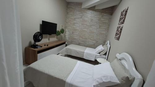 Postel nebo postele na pokoji v ubytování Quarto confortável em Diamantina