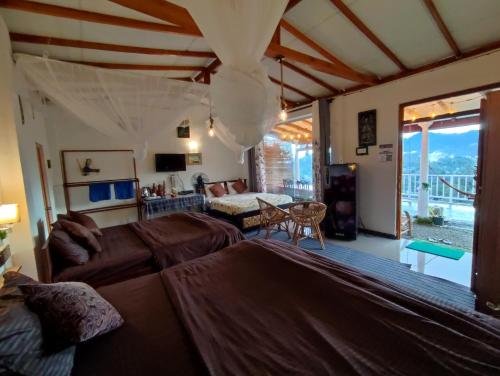 una sala de estar con un sofá y una mesa en Ella Black Bridge View Cottage Sri Lanka, en Ella