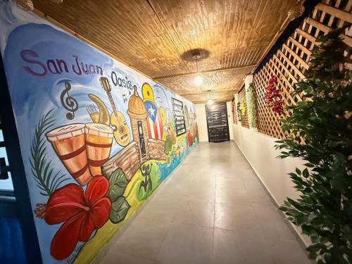 Un pasillo con un cuadro en la pared. en San Juan Oasis A1, a 5 minutos del aeropuerto, en San Juan