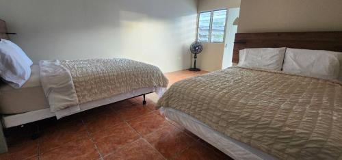 JayuyaParadise View Room in Jayuya, Puerto Rico - Comfort City Mountain Views的一间卧室，里面有一张床和一扇窗户。