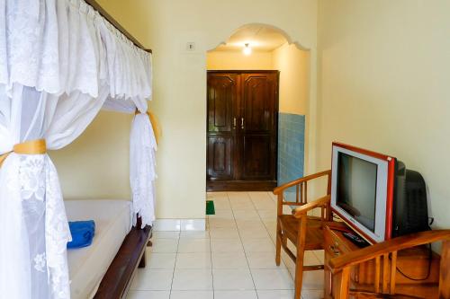 Μια τηλεόραση ή/και κέντρο ψυχαγωγίας στο Hotel Segara Kedisan Kintamani