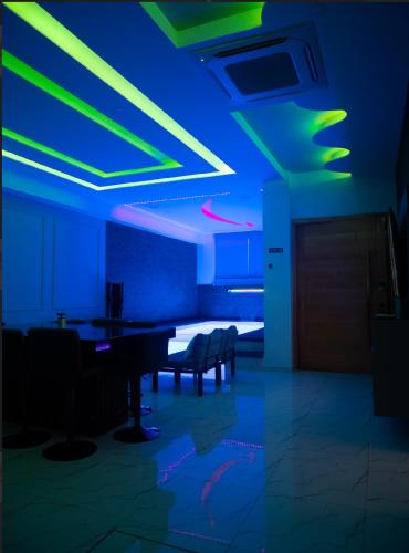 Et tv og/eller underholdning på Top-Level Pool