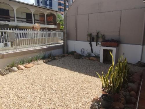 un cortile con un camino sul lato di un edificio di Refúgio encantado a Piçarras