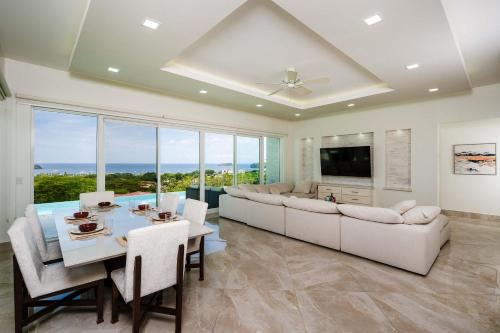 ein Wohnzimmer mit Sofa und Tisch in der Unterkunft Ocean View Oasis Infinity Pool in Gated Resort in Coco