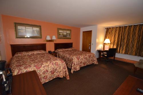 a hotel room with two beds and a window at Williamstown Motel in Williamstown