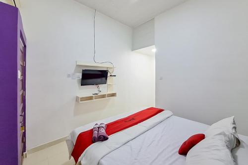 Ένα ή περισσότερα κρεβάτια σε δωμάτιο στο RedDoorz at Jalan Ahmad Yani Karawang