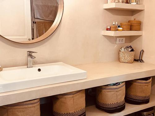 Phòng tắm tại Villa à Cassis avec Piscine et Climatisation - FR-1-770-70