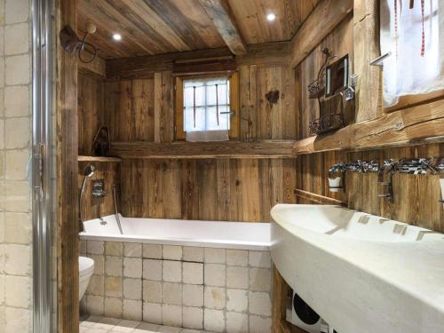 łazienka z wanną, umywalką i toaletą w obiekcie Chalet cosy Courchevel 10 pers, proche centre, spa, parking - FR-1-631-241 w Courchevel