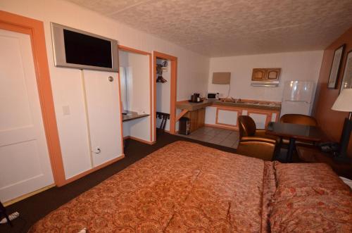 a hotel room with a bed and a kitchen at Williamstown Motel in Williamstown