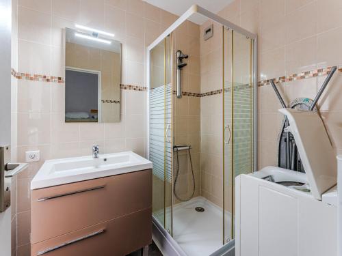 Studio cabine en front de mer avec loggia fermée et parking, 4 pers. - FR-1-521-266 في بيسكاروس-بلاج: حمام مع حوض ودش