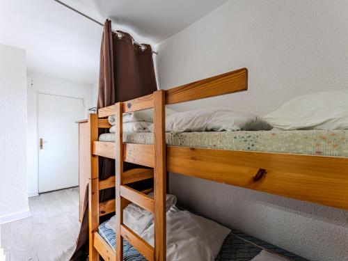 Studio cabine en front de mer avec loggia fermée et parking, 4 pers. - FR-1-521-266 في بيسكاروس-بلاج: غرفة نوم بسريرين بطابقين وسلم