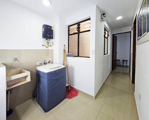 麦德林Hospedaje Andaliving Campo Valdes的带马桶、水槽和窗户的浴室