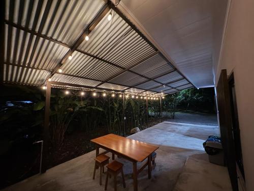 eine Terrasse mit einem Holztisch und Leuchten darauf in der Unterkunft Villa Lirica in San Francisco