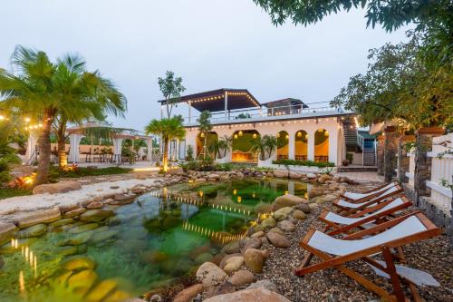 Bazén v ubytování Sol Flow Retreat nebo v jeho okolí