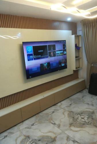 Μια τηλεόραση ή/και κέντρο ψυχαγωγίας στο Omoba Luxe Apartment