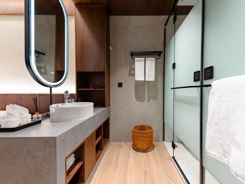 Ένα μπάνιο στο Floral Shemanyue Mountain Homestay