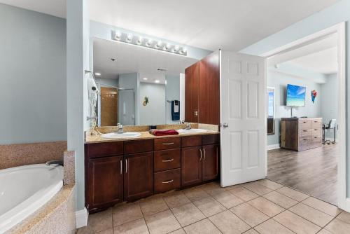 Foto sihtkohas Panama City Beach asuva majutusasutuse Laketown Wharf Remodeled Gulf View Retreat! 3BR Resort Condo with Huge Balcony galeriist