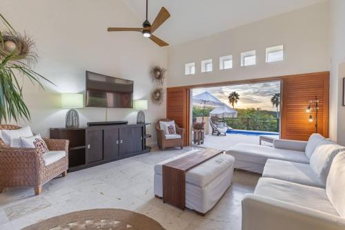 TV a/nebo společenská místnost v ubytování Very private 4Bed Villa