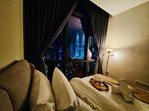 une chambre avec une fenêtre avec vue sur une ville dans l'établissement Pearl Suites At The Manor Kuala Lumpur, à Kuala Lumpur