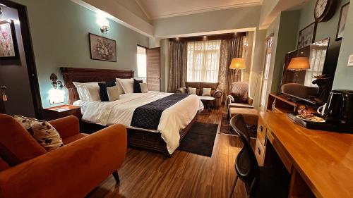 een slaapkamer met een groot bed in een kamer bij suktara homestay in Kalimpong