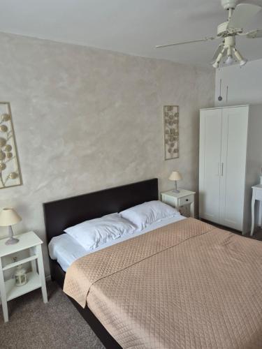 En eller flere senge i et værelse på Nicolae Romanescu Park