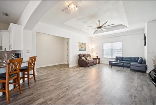 Khu vực ghế ngồi tại Newer Construction Home in Port Richey 3BR 2BA Bright with High Ceilings, Screened Lanai & Lake View, Fully Furnished, Conveniently Located on a Corner Lot with No Front Neighbors, Short Walk to US-19, Shops & Restaurants