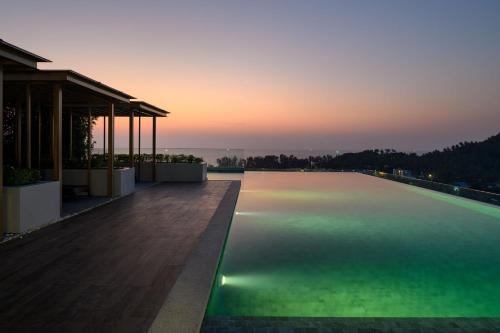 una grande piscina con un tramonto sullo sfondo di Mida Grande Resort 4BR Villa 8123 a Ban Lum Fuang