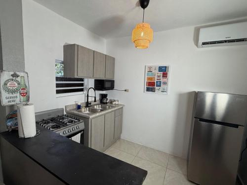 Köök või kööginurk majutusasutuses San Juan Oasis C3 Centrally located in front of the airport