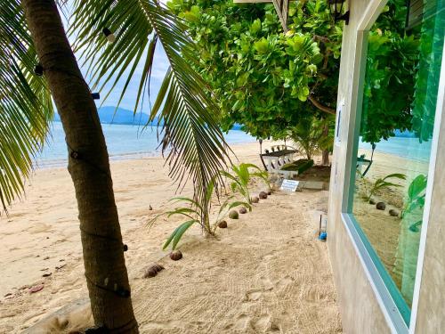 Blick auf den Strand vom Fenster eines Hauses in der Unterkunft Khao Khad Beach Bungalow in Ko Thanan
