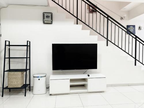 Μια τηλεόραση ή/και κέντρο ψυχαγωγίας στο Homestay Beruntung Adenium