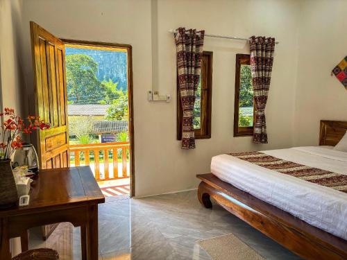 Ένα ή περισσότερα κρεβάτια σε δωμάτιο στο Nong Khiaw IVY Mountain View