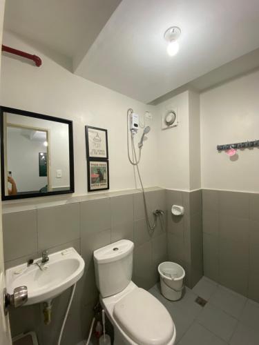 Lifes Good في مانداوي سيتي: حمام مع مرحاض أبيض ومغسلة