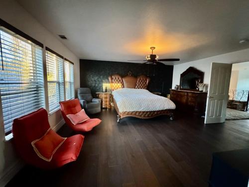 Ένα ή περισσότερα κρεβάτια σε δωμάτιο στο Luxurious Getaway in Unique Executive Estate