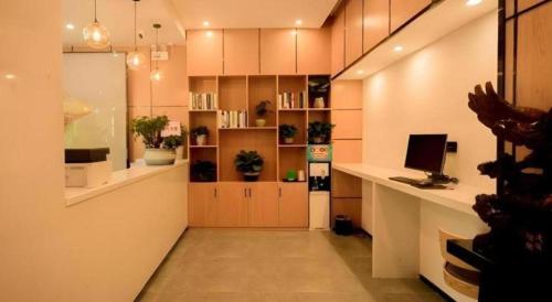 Kuchyň nebo kuchyňský kout v ubytování GreenTree Inn Express Henan Xinyang Huaibin County