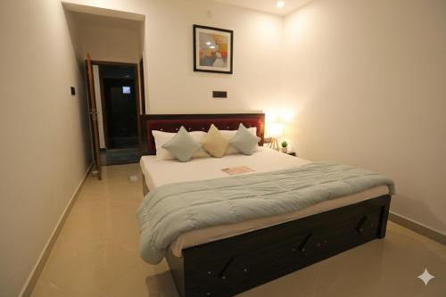 FaizābādMonishka Palace的卧室里有一张床，床单和枕头都是白色的