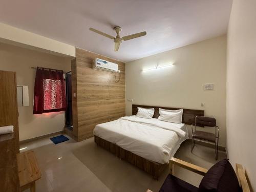 Una cama o camas en una habitación de The Grand Serenity Hotel