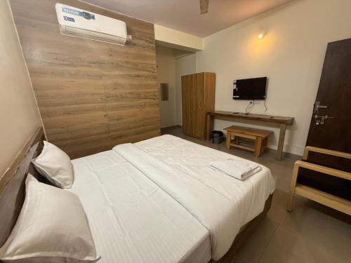 Una televisión o centro de entretenimiento en The Grand Serenity Hotel