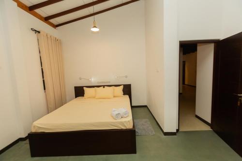 Ένα ή περισσότερα κρεβάτια σε δωμάτιο στο Gala Villa 69 Mirissa