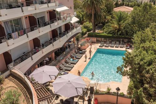 an overhead view of a hotel pool with umbrellas at Zenitude Hôtel-Résidences Le Cannet in Le Cannet