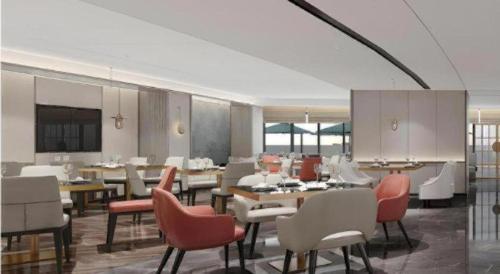 ein Esszimmer mit Tischen und Stühlen in einem Gebäude in der Unterkunft Echeng Hotel Hezhou Shizheng Square in Wuzhou