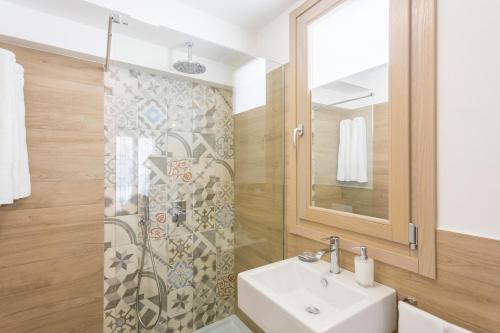 ein Bad mit einem Waschbecken und einer Dusche in der Unterkunft Catalina in San Vito lo Capo