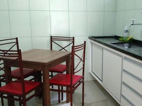 cocina con mesa, sillas y fregadero en HOTEL PAULISTANO Parque Anhembi, en São Paulo