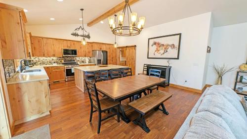 Kuchyň nebo kuchyňský kout v ubytování 56593 Celestial Dr home