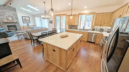 Kuchyň nebo kuchyňský kout v ubytování 56593 Celestial Dr home