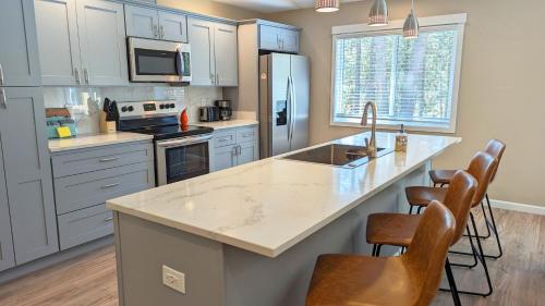 Kuchyň nebo kuchyňský kout v ubytování 55962 Wood Duck Dr home